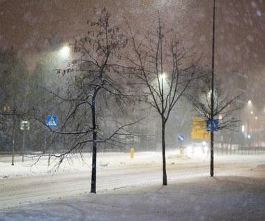 Ostrzeżenia przed śniegiem dla Polski. Posypywarki na ulicach stolicy