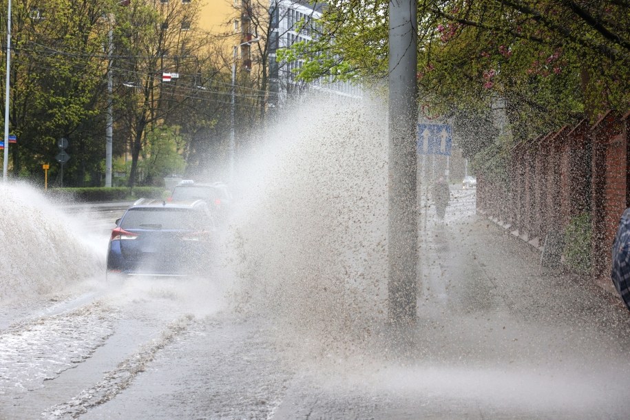 Ostrzeżenia RCB i IMGW przed silnymi ulewami, gradem i wichurami /FotoDax /Shutterstock