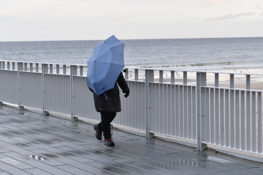 Ostrzeżenie 1. stopnia o silnym wietrze obowiązuje tylko nad morzem / 	Marcin Bielecki    /PAP