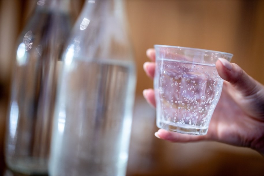 Pilny komunikat: Fragmenty szkła w popularnej wodzie mineralnej