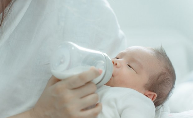 Ostrzeżenie GIS ws. mleka dla niemowląt. Na linii produkcyjnej wykryto szkodliwe bakterie