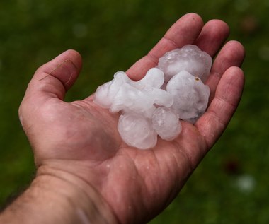 Ostrzeżenie IMGW. Burze nad Polską. Grad wielkości pięciu centymetrów