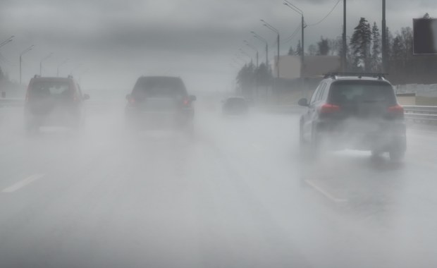 Ostrzeżenie IMGW: Gęste mgły i marznące opady nad Polską