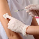 Ostrzeżenie na szczepionkach przeciwko Covid-19? Rosną kontrowersje