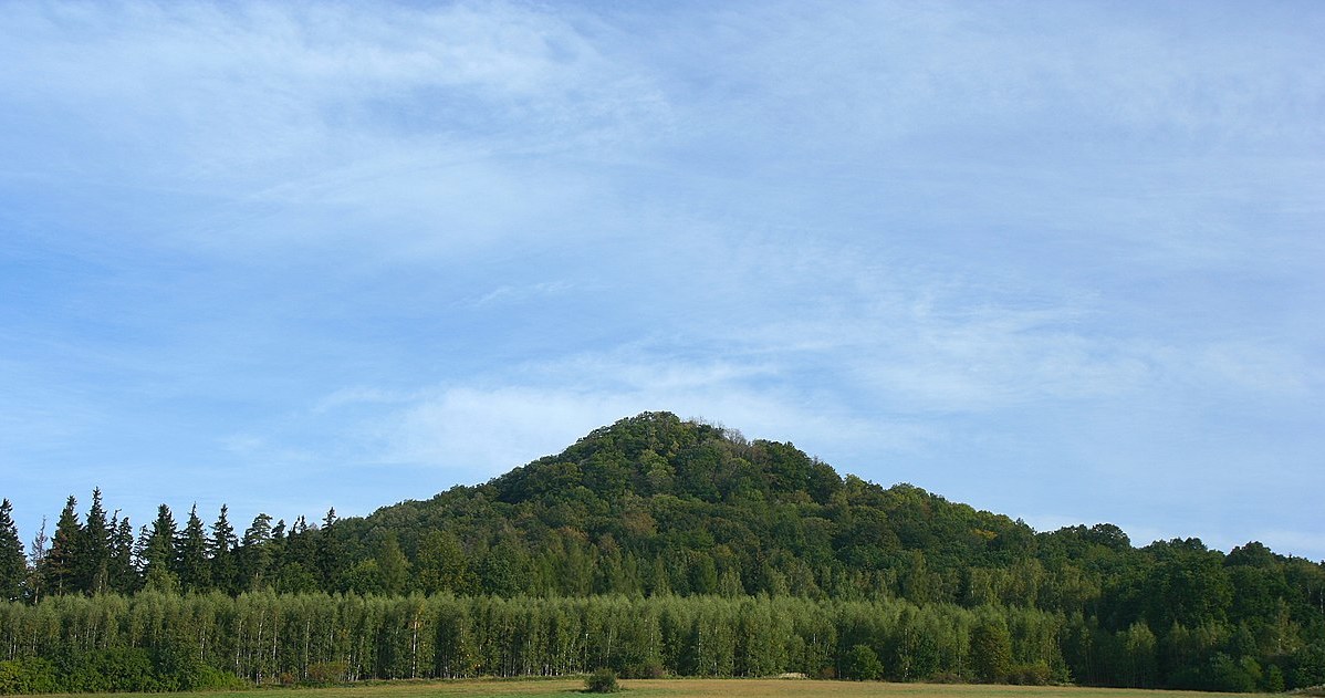 Ostrzyca na Pogórzu Kaczawskim jest jednym z najbardziej znanych i charakterystycznych wzniesień o wulkanicznym rodowodzie. /Paweł Kuźniar/CC BY-SA 3.0 /Wikimedia