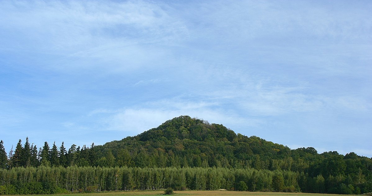 Ostrzyca należy do najbardziej charakterystycznych wzniesień w Polsce o wulkanicznym rodowodzie /Paweł Kuźniar/CC BY-SA 3.0 /Wikimedia