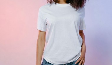 Osuszaj włosy bawełnianą koszulką i ogranicz łamanie jasnych pasm.