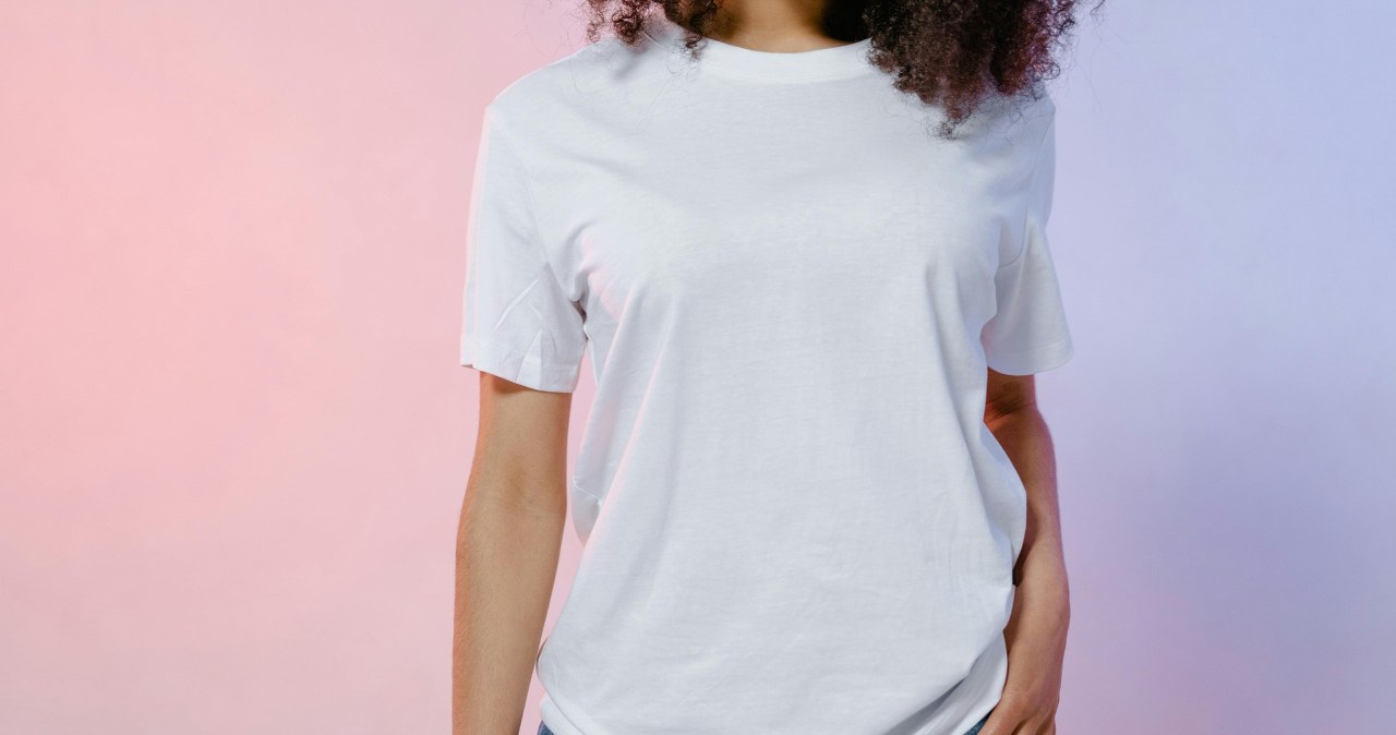 Osuszaj włosy koszulką bawełnianą i ogranicz łamanie jasnych pasm /MART PRODUCTION /pexels.com