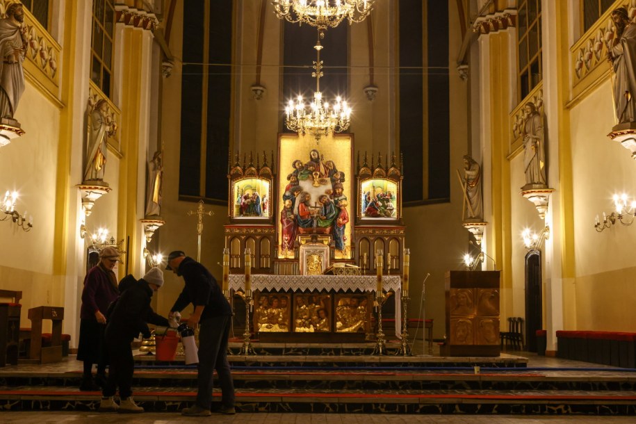 Osuszanie kościoła przy ulicy Starokościelnej w Mysłowicach, /Kasia Zaremba /PAP