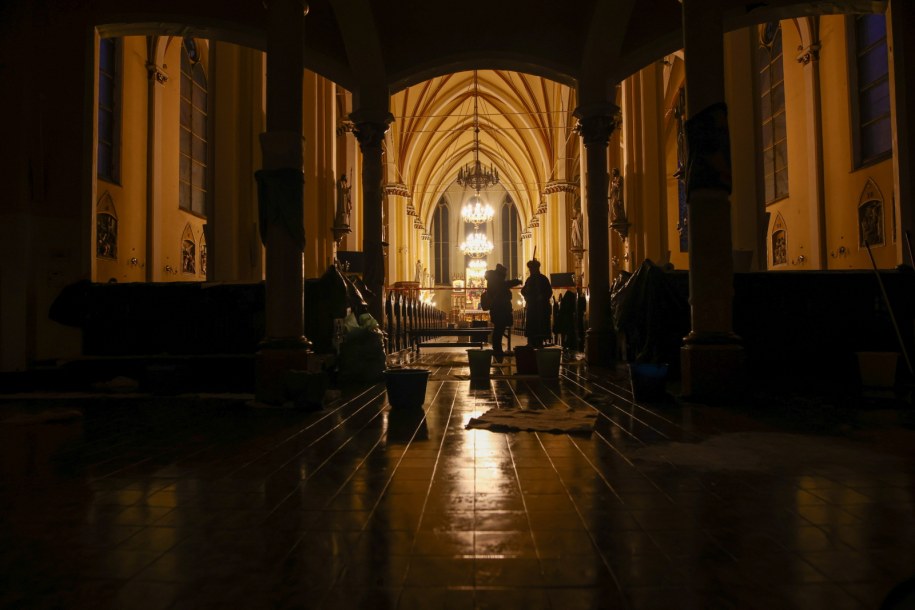 Osuszanie kościoła przy ulicy Starokościelnej w Mysłowicach /Kasia Zaremba /PAP