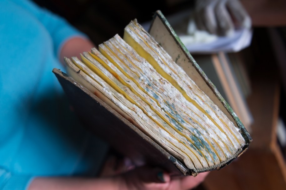 Osuszanie zalanych książek /Jakub Kaczmarczyk /PAP