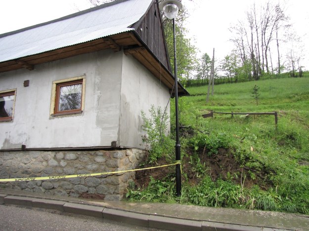 Osuwisko i uszkodzony dom w Brzegach na Podhalu /Maciej Pałahicki /RMF FM