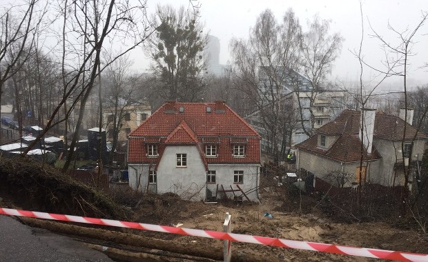 Osuwisko przysypało parter willi w Gdyni. Miejsce zbada specjalny zespół