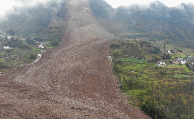 Osuwisko zasypało 10 domów. Kilkadziesiąt osób zaginionych