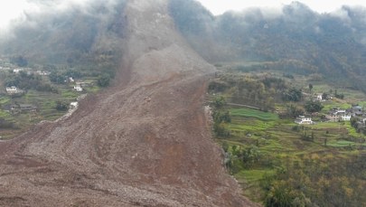 Osuwisko zasypało 10 domów. Kilkadziesiąt osób zaginionych
