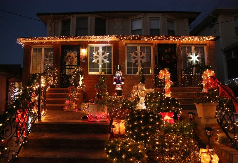 Oświetlony dom w święta Bożego Narodzenia (zdj. ilustracyjne) /123RF/PICSEL