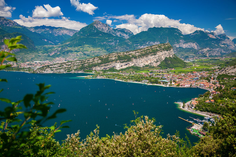 Oszałamiające widoki są wliczone w cenę pobytu nad jeziorem Garda /123RF/PICSEL