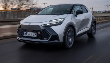 Oszczędna Toyota zaskakuje. Spalanie 3,7 l/100 km, Polacy kupują 27 aut dziennie
