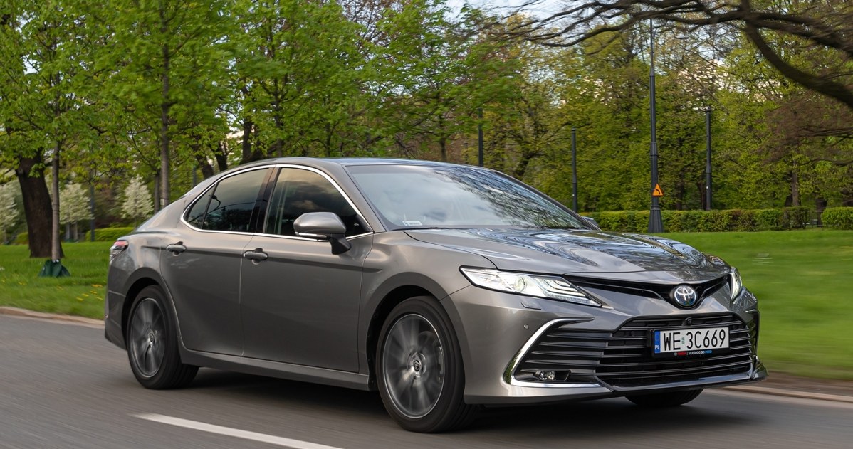 Oszczędne i niskoemisyjne napędy hybrydowe Toyoty dostępne są w wielu segmentach - również w klasie wyższej, za sprawą modelu Camry /materiały promocyjne