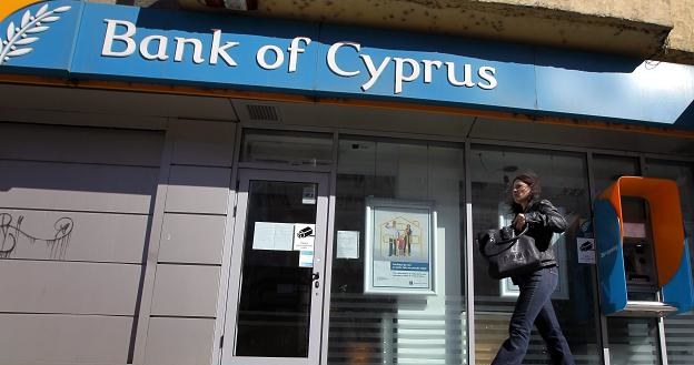 Oszczędności zdeponowane w polskich bankach są bezpieczne. Co innego w cypryjskich... /EPA