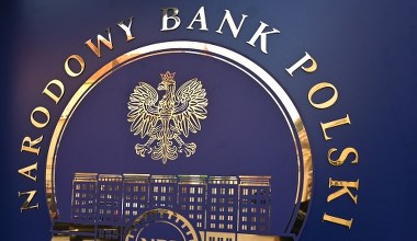 Oszczędzający dostają mniej. NBP wskazuje na skutki podatku bankowego
