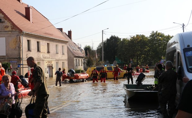 Oszukiwali powodzian, oferując im darmowe laptopy. Są już w rękach policji