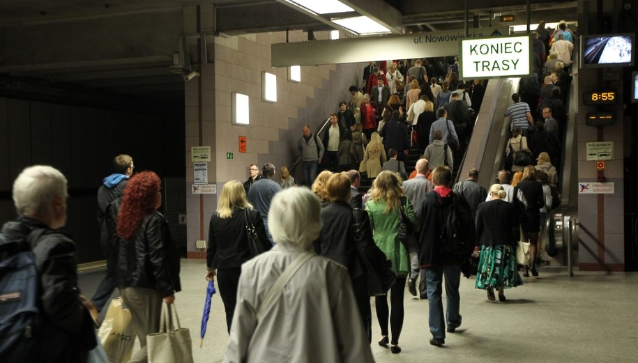 Oszuści, którzy wyłudzili z warszawskiego metra ponad pół miliona złotych działali w całym kraju /Radek Pietruszka /PAP