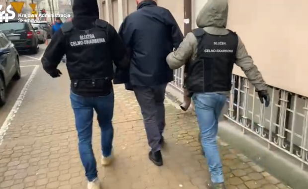 Oszustwa przy zakupie samochodów. "Powoływała się na wpływy w Rządowej Agencji Rezerw Strategicznych"