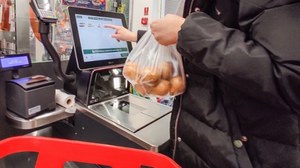 Oszustwo przy kasie samoobsługowej w Zabrzu. Ogórki i pomidory ważył jako cebule