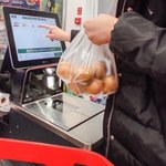 Oszustwo przy kasie samoobsługowej w Zabrzu. Ogórki i pomidory ważył jako cebule