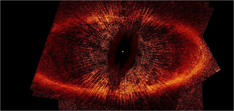 Oto dlaczego Fomalhaut czasem nazywany jest "Okiem Saurona". Co ciekawe podobna "wielka chmura pyłu" na zewnętrznym pierścieniu Fomalhaut została zauważona przez Teleskop Hubble'a jeszcze w 2008 roku. Rozproszyła się ona do czasu, gdy teleskop ponownie sfotografował pierścień w 2014 roku /Wikipedia
