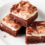 Oto dwa klasyczne desery połączone w jeden. Brownie z polewą sernikową robi furorę