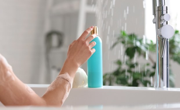 Oto jedna rzecz, której naprawdę potrzebujesz pod prysznicem