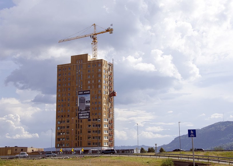 Oto Mjøstårnet. Najwyższy budynek na świecie wykonany z drewna. Ma 85 metrów i liczy 18 pięter /Peter Fiskerstrand /Wikimedia