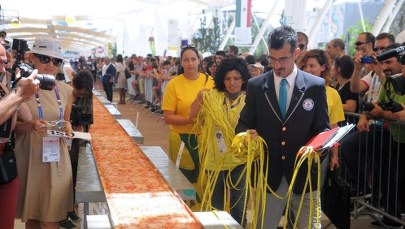 Oto najdłuższa pizza na świecie. "Dzieło szaleńców"