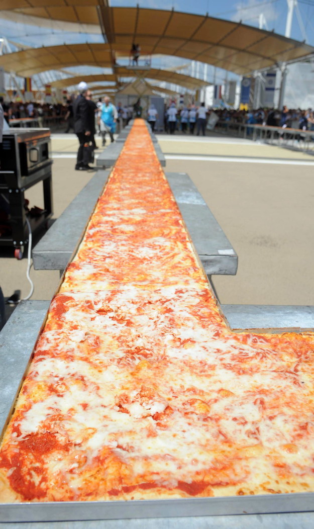 Oto najdłuższa pizza na świecie /DANIELE MASCOLO /PAP/EPA