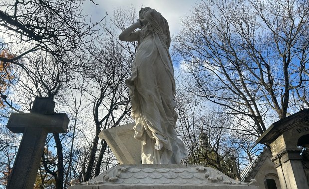 Oto najpiękniejszy grób na Powązkach. Zmarła jako 18-latka