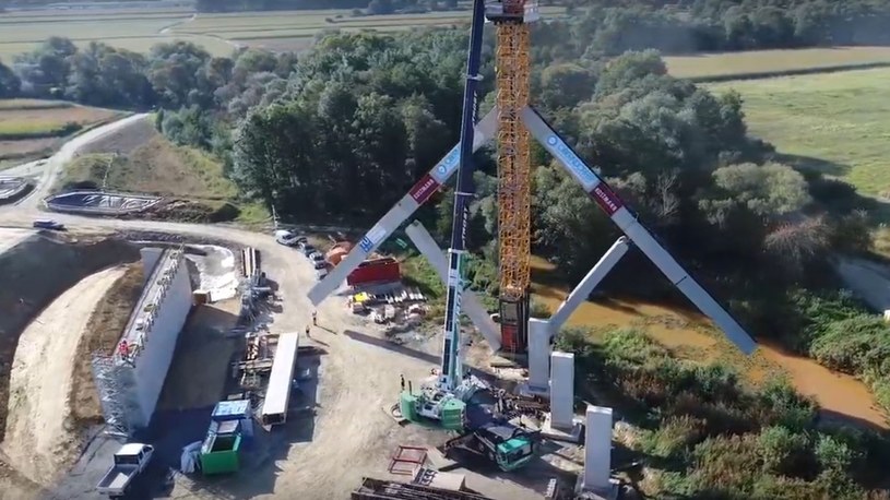 Oto niesamowity most w Austrii, który rozkłada się niczym… parasolka (film) /Geekweek