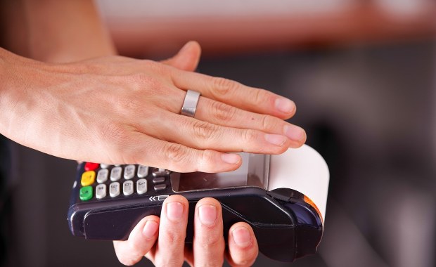 Oto obrączka, która zastąpi Twoją kartę płatniczą