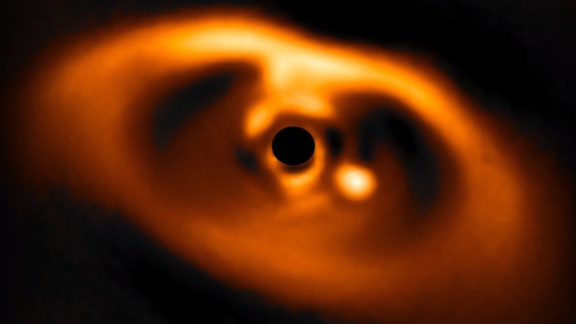 Oto pierwsze w historii zdjęcie nowo narodzonej egzoplanety /Geekweek