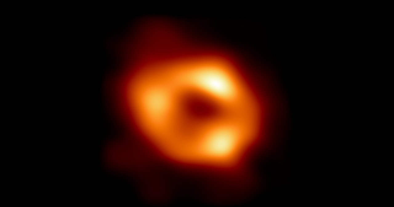 Oto pierwsze zdjęcie supermasywnej czarnej dziury w centrum naszej Galaktyki - Sagittariusa A* /EHT Collaboration /materiały prasowe