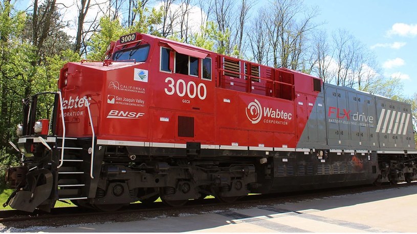 Oto pierwszy na świecie pociąg towarowy z akumulatorową lokomotywą /Geekweek