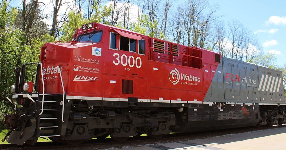 Oto pierwszy na świecie pociąg towarowy z akumulatorową lokomotywą /Geekweek