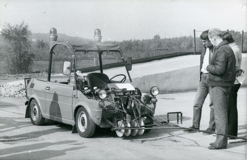 Oto Pingwin - malowarka do pasów zbudowana na bazie Fiata 126p. Takich Maluchów powstało łącznie tylko 20 sztuk. Prędkość robocza tego pojazdu określona została na 7 km/h /GDDKiA /Informacja prasowa
