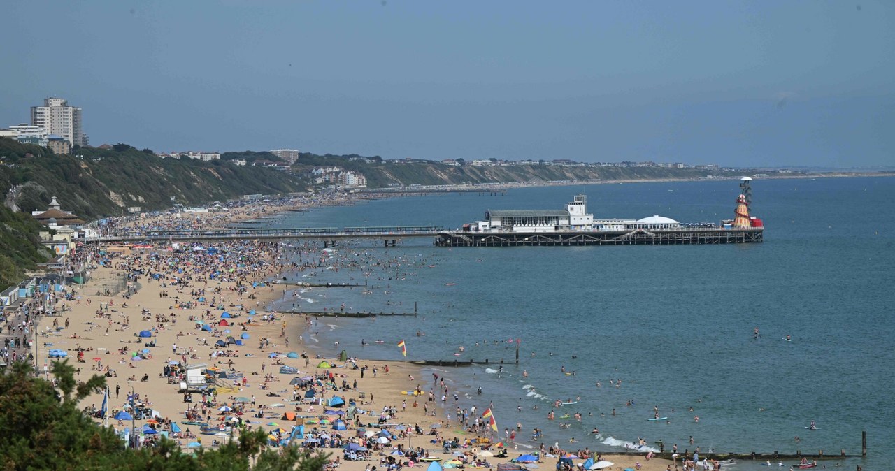 Oto plaża w Bournemouth w południowej Anglii, która została uznana za najgorszą w Europie /JUSTIN TALLIS/AFP /East News