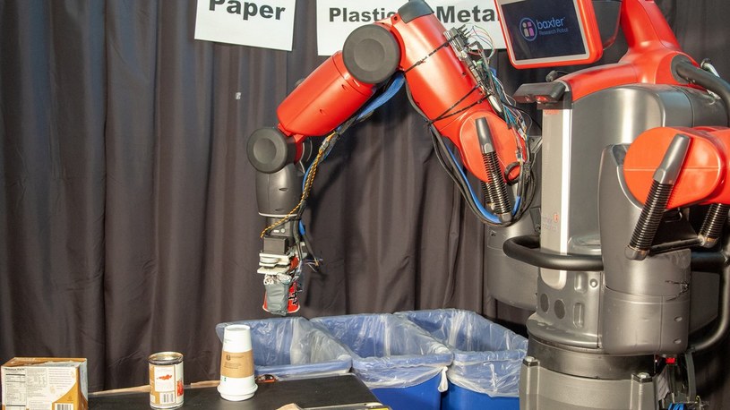 Oto robot do recyklingu, który rozpoznaje materiały tylko po dotyku /Geekweek