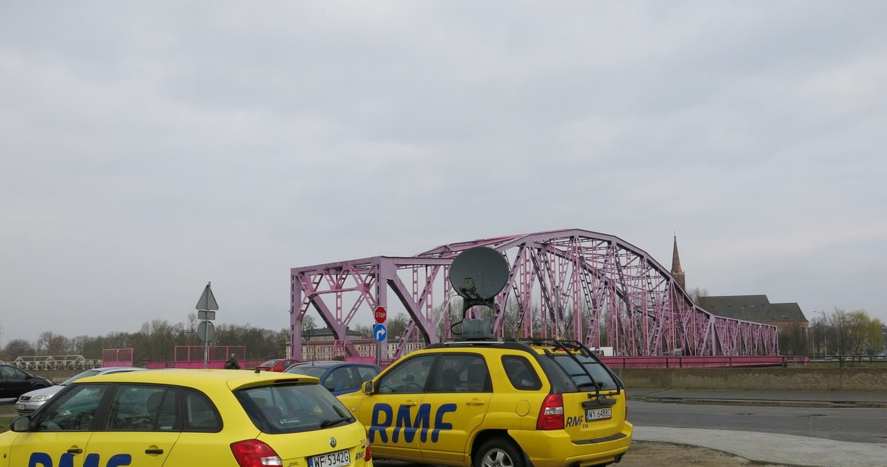 Oto różowy Most Tolerancji w Głogowie