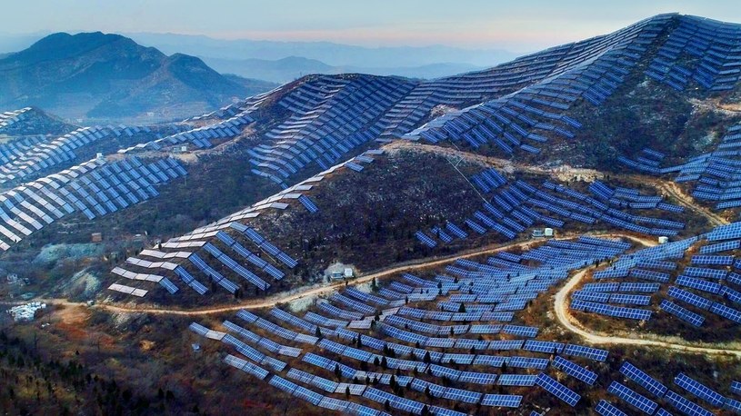 Oto solarne góry. W ten sposób Chiny chcą stać się całkowicie ekologiczne /Geekweek