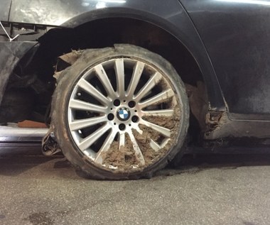 Oto zdjęcia rozerwanej opony i uszkodzonego BMW prezydenta