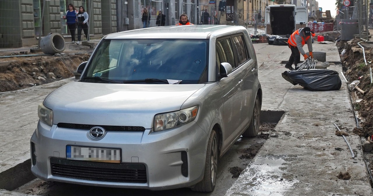 Otoczony betonem samochód w Łodzi to Scion xB - nieczęsty widok na polskich drogach /FOT. GRZEGORZ GALASINSKI/POLSKAPRESS/Polska Press/East News /